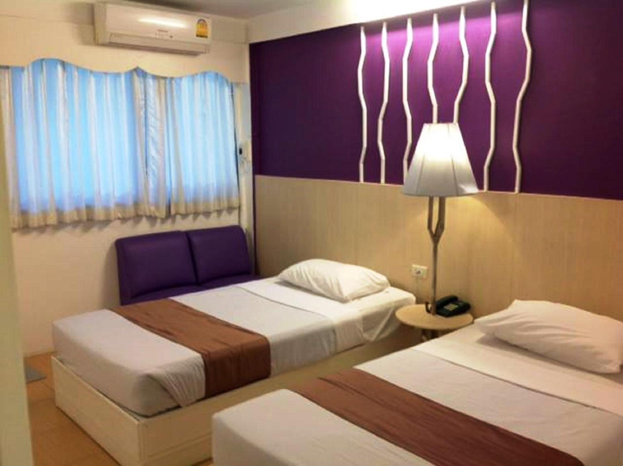 Highway Hotel — Photos 1